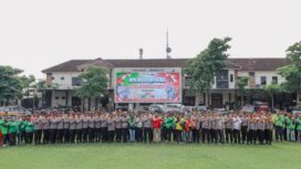 Kapolres Jombang dan jajaran saat foto bersama usai Apel Ojol Kamtibmas, Jumat (24/10/2025)