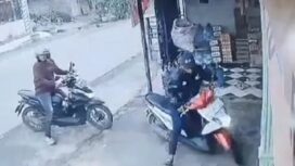 aksi kedua pelaku saat terekam CCTV