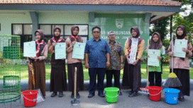 Dinas Lingkungan Hidup Pemkab Jombang mengumumkan dan menyerahkan hadiah kepada pelajar peserta lomba Video Reel World Clean Up Day 2025, di kantor DLH, Jumta 3 Oktober 2025. Foto: jombangkab.go.id