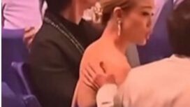 Tangan Jackie Chan menepuk punggung