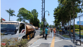 Selama dua hari Selasa-Rabu, 7-8 Oktober, Dinas Lingkungan Hidup Pemkab Jombang melakukan aksi pembersihan seluruh jalan Wahid Hasyim, untuk menjaga kebersihan sepanjang jalan pusat kota Jombang itu. Foto: dinas lingkungan hidup pemkab jombang