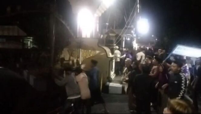 
					Warga saat berada di depan Mapolres Lumajang (IST)