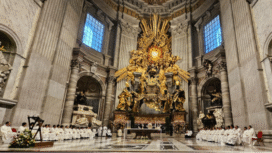 kardinal Pietro Parolin sebagai konselebran utama didampingi 50 imam, melaksanakan Misa Syukur peringatan 75 tahun Hubungan Diplomatik antara Republik Indonesia dan Takhta Suci, dilaksanakan di Basilika St. Petrus, Vatikan, Selasa (30/9) petang. Foto: KBRI Vatikan
