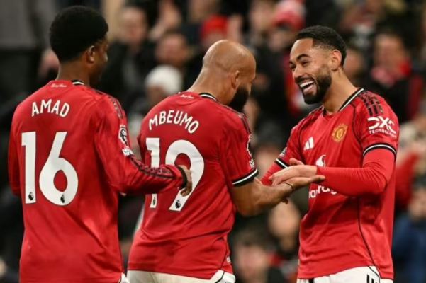 Bryan Mbeumo rayakan gol MU