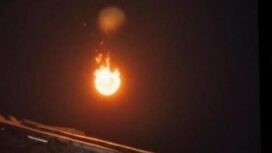 Penampakan benda jatuh yang dinarasikan bola api di Cirebon. (Dok. Istimewa via Detikcom)