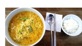 Nasi dan mi instan kombinasi yang buruk