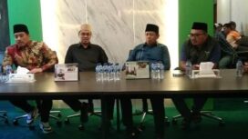 
Ketua Dewan Perwakilan Rakyat Daerah (DPRD) Sidoarjo H Abdillah Nasih (ke-2 dari kiri)