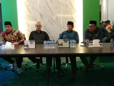
Ketua Dewan Perwakilan Rakyat Daerah (DPRD) Sidoarjo H Abdillah Nasih (ke-2 dari kiri)
