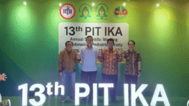 Kiri-Kanan: Ketua Panitia PIT Ke-13 IKA Dr Syamsul Arief, Sp.A(K), MARS, Ketua PP IDAI DR Dr Piprim Basarah Yanuarso, Sp.A, Subsp Kardio(K), Ketua IDAI Jawa Timur Prof DR Dr Ahmad Suryawan, SpA, Subs TKPS(K), Sekretaris Umum IDAI DR Dr Hikari Ambara Sjakti, SpA, Subs HemaOnko(K). Foto: Dok/IDAI