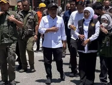 Menko PMK Pratikno meninjau evakuasi korban musala Ponpes Al Khoziny yang ambruk di Sidoarjo, Jawa Timur, Kamis 2 Oktober 2025. (Beritasatu.com/Juan Ardya Guardiola)