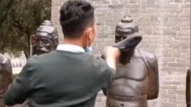 Patung Qin Hui diludahi dan ditampar