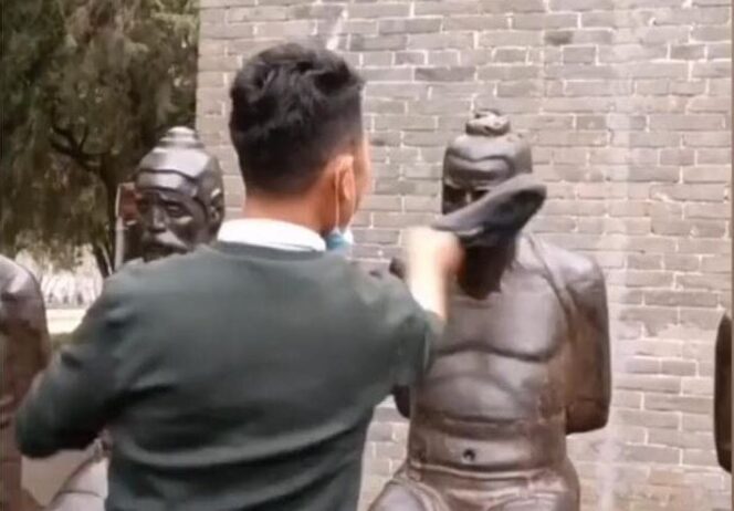 
					Patung Qin Hui diludahi dan ditampar