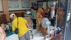 Sebanyak 38 siswa siwi SMPN 1 Boyolangu, Tulungagung, dirawat di puskesmas dan rumah sakit, akibat keracunan setelah mengonsumsi makanan dari BGM, Senin 13 Oktober 2025. Foto: JtV