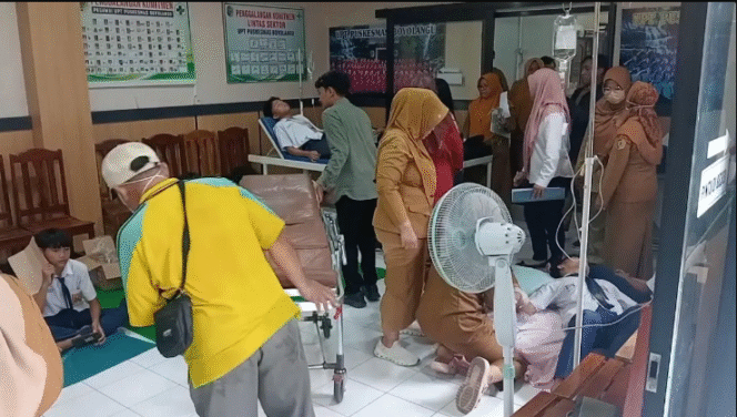 
					Sebanyak 38 siswa siwi SMPN 1 Boyolangu, Tulungagung, dirawat di puskesmas dan rumah sakit, akibat keracunan setelah mengonsumsi makanan dari BGM, Senin 13 Oktober 2025. Foto: JtV