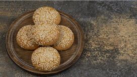 Roti gambang merupakan salah satu kuliner khas Betawi yang asalnya dari adaptasi roti yang menjadi sarapan para noni zaman pendudukan Belanda. 