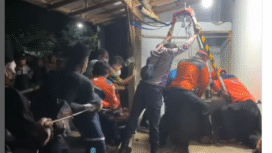 Tim BPBD dan SAR Pasuruan tengah melakukan evakuasia jenazah nenek Ngadeyh, 64, korban pembunuihan oleh cucunya, Minggu sore, 5 Oktober 2025. Foto: Instagram@warabromo