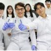 (Dari kiri di baris depan) Dr. Hyeokjin Kwon dari Teknik Kimia dan Biomolekuler, Profesor Hee Tak Kim, dan Profesor Seong Su Kim dari Teknik Mesin