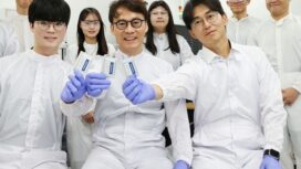 (Dari kiri di baris depan) Dr. Hyeokjin Kwon dari Teknik Kimia dan Biomolekuler, Profesor Hee Tak Kim, dan Profesor Seong Su Kim dari Teknik Mesin