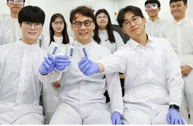 
					 (Dari kiri di baris depan) Dr. Hyeokjin Kwon dari Teknik Kimia dan Biomolekuler, Profesor Hee Tak Kim, dan Profesor Seong Su Kim dari Teknik Mesin
