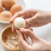 Telur rebus perlu trik khusus untuk mengupasnya