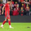 Pemain Wales, Brennan Johnson, mengejar tikus yang masuk ke lapangan pada pertandingan kualifikasi Piala Dunia zona Eropa antara Wales dan Belgia di Stadion Cardiff City, Cardiff, Senin, 13 Oktober 2025. (AP/David Davies)