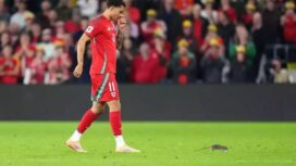 Pemain Wales, Brennan Johnson, mengejar tikus yang masuk ke lapangan pada pertandingan kualifikasi Piala Dunia zona Eropa antara Wales dan Belgia di Stadion Cardiff City, Cardiff, Senin, 13 Oktober 2025. (AP/David Davies)