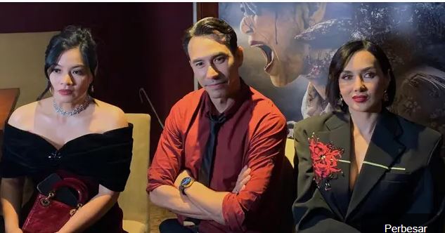 HomeShowBizFilm Titi Kamal dan Darius Sinathrya Reuni Usai 20 Tahun Pisah di Film Getih Ireng, Tayang 16 Oktober 2025 Titi Kamal dan Darius Sinathrya dipertemukan kembali dalam film Getih Ireng yang akan tayang pada 16 Oktober 2025. Hosana Solagracia Sifra Oleh Hosana Solagracia Sifra Diterbitkan 12 Oktober 2025, 17:00 WIB 1 Komentar Share Copy Link Batalkan Getih Ireng Perbesar Film Getih Ireng yang diperankan oleh Titi Kamal dan Darius Sinathrya akan tayang pada 16 Oktober 2025. (Foto: Dok. Hitmaker) Jadi intinya... Film "Getih Ireng" adaptasi thread @JeroPoint, rilis 16 Oktober. Titi Kamal dan Darius Sinathrya reuni setelah 20 tahun di film ini. Film ini bukan hanya horor, tapi tentang integritas keluarga dan obsesi wanita. Liputan6.com, Jakarta - Hitmaker Studios kembali dengan film terbaru Getih Ireng yang diangkat dari cerita thread terseram karya JeroPoint. Cerita ini dikemas menjadi film yang akan membuat para penonton tegang sekaligus emosional. Disutradarai Tommy Dewo dan diproduseri Rocky Soraya, Getih Ireng menceritakan pasutri bernama Pram dan Rina yang baru nikah lalu menantikan kehadiran buah hati. BACA JUGA: Gaya Rambut Poni Lempar Darius Sinathrya Saat Syuting Film Getih Ireng, Klimis dan Diminta Berkumis Getih Ireng dibintangi Titi Kamal, Darius Sinathrya, hingga Sara Wijayanto. Film ini menandai reuni Titi Kamal dan Darius Sinathrya setelah 20 tahun pisah. Pada 2005, keduanya pernah membintangi sinetron Hantu Jatuh Cinta. Titi Kamal senang akhirnya bisa adu akting lagi dengan Darius Sinathrya. “Aku senang banget bisa bekerja sama dengan Darius. Dia sangat open untuk kita diskusi supaya menemukan chemistry yang tepat sebagai pasangan suami istri,” kata Titi Kamal. 2 dari 4 halaman Bertemu Kembali Setelah 20 Tahun Getih Ireng Perbesar Titi Kamal, Darius Sinathrya, dan Sara Wijayanto, para pemain film Getih Ireng.