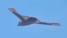 Sebuah UAV besar dengan desain layang-layang lipat terbang dalam sebuah video yang dirilis pada 19 Oktober. Foto: TWZ/ X