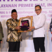 Wakil Menteri Dalam Negeri Bima Arya Sugiarto, menyerahkan piagam penghargaan kepada wakil bupati Jombang, Salmanudin Yazid, dari Asosiasi Dinas Kesehatan Seluruh Indonesia (ADINKES) dalam acara malam pembukaan Pentaloka Nasional ADINKES di Hotel Lorin Solo, Jawa Tengah, pada Selasa, (21/10/2025). Foto: jombangkab.go.id