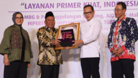 Wakil Menteri Dalam Negeri Bima Arya Sugiarto, menyerahkan piagam penghargaan kepada wakil bupati Jombang, Salmanudin Yazid, dari Asosiasi Dinas Kesehatan Seluruh Indonesia (ADINKES) dalam acara malam pembukaan Pentaloka Nasional ADINKES di Hotel Lorin Solo, Jawa Tengah, pada Selasa, (21/10/2025). Foto: jombangkab.go.id