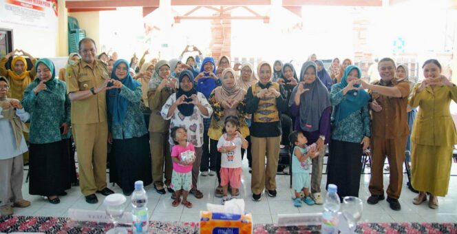 
					Pelatihan dan pendampingan keluarga balita stunting di Kelurahan Pulorejo, Kecamatan Prajuritkulon, Selasa (7/10/2025).dok.humas