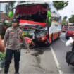 Polisi melakukan olahh TKP kecelapaan bus Harapan Jaya yang menabrab pemotor di depan SPBU Rejotangan, Tulungagung, Jumat 31 Oktober 2026. Dua perempuan warga Jombang meninggal dunia, dengan identitas Faizatur Magfiroh (22) dan Zahrotun Masudah Foto: afederasi.com