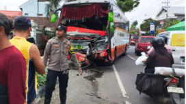 Polisi melakukan olahh TKP kecelapaan bus Harapan Jaya yang menabrab pemotor di depan SPBU Rejotangan, Tulungagung, Jumat 31 Oktober 2026. Dua perempuan warga Jombang meninggal dunia, dengan identitas Faizatur Magfiroh (22) dan Zahrotun Masudah Foto: afederasi.com
