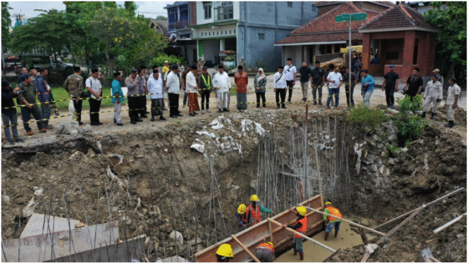 
					Bupati Jombang Warsubi bersama wakil bupati Salmanudin Yazid, dan sekda Agus Purnomo serta beberapa pejabat OPD meninjau langsung lokasi jalan ambles desa Asemgede, kecamatan Ngusikan, Kamis, 23 Oktober 2025.  Foto: Diskominfo pemkab jombang 