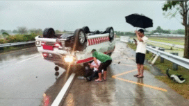Sebuah ambulans tergelincir dan terbalik pada di tol Jombang, saat hujan deras, menyebabkan lima orang dan seorang pasian mengalami luka-luka, terjadi pukul 16.40 wib. Ambulans yang dikemudian Veri QH, melaju pada kecepatan 110 km. jam, dalam suasana hujan. Foto: Instagram@infoseputarjombang. 