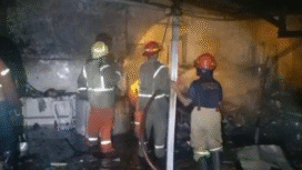 Petugas Damkar Pemkab Jombang melakukan tugasnya memadamkan api yang membakar dapur Ngoro, Jombang pada Jumat malam, 17 Oktober 2025. Foto: damkar pemkab jombang