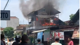 Sebuah insiden kebakaran terjadi di sebuah rumah berlantai dua di Jl. Bali No. 28A, Kelurahan Kepolorejo, Kecamatan Kota, Kabupaten Magetan, Jawa Timur, Sabtu siang . Sumber api muncul dari lantai dua rumah tersebut, dan api langsung membesar merambat ke sisi-sisi sekitarnya. Foto: kredonews.com/ bambang tjuk winarno