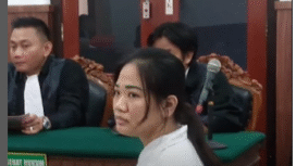Seorang perempuan bernama Arfita, 36, duduk di kursi pesakitan dalam sidang kasus penipuan Rp 6.3 miliar, dengan modus mengaku bisa berhubungan dengan empat dewa. Korbanyanya adalah bos CV Sentosa Abadi Steel, Alfian Lexi, Selasa, 14 Oktober 2025. Foto: Instagram@suarasuarabayamedia