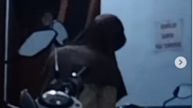 Polisi meringkus seorang pria berinisial MFA, 21, nekat masuk asrama putri dengan cara menggunakan maskr dan kerudung menemui pacar, Kamis malam 23 Oktober 2025. Polisi akhirnya membawa keluar mahasiswa asal Lamongan itu, kasus berakhir dengan damai alias tidak sampai ke jalur hukum. Foto: Instagram@bangkalanku