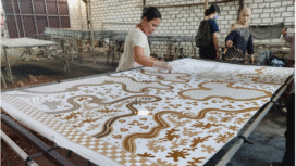 Proses pembuatan batik di salah satu UMKM Binaan Petrokimia Gresik. Foto: Istimewa