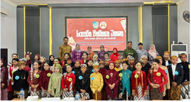 
					Ratusan siswa siswi SD se Kabupaten Jombang mengikuti acara lomba Berbahasa Jawa mulai dari macapat, drama, pidato, keroncong dan busana Jawa. Dilaksanakan 22-23 Oktober 2025. Acara ini sebagai sarana untuk memperkuat karakter anak Indonesia. Foto: jombangkab.go.id