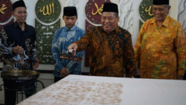 Wakil bupati Jombang KH Salmanudin Yazid melakukan kunjungan kerja ke SMP Negeri 1 Sumobito, Kamis (2/10/2025), untuk memanta secara langsung pelaksanaan program Makan Bergizi Gratis (MBG) bagi para siswa. Foto: Diskominfo Pemkab Jombang