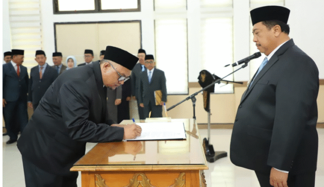 
					Bupati Jombang Warsubi, Selasa 14 Oktober 2025, melantik pengurus Baznas Jombang perioda 2025-2030. Foto: dikominfo pemkab jombang
