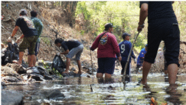 Dinas LH Pemkab Jombang berssama OPD lain, karang taruna, komunikat APAR55, Minggu, 5 Oktober 2025, melaksanakan kegiatan kerja bakti massal memberishkan Kali Gunting, Mojotrisno, lokasi Wastra Alami dan Jombang Fest 2025. Doto: jombangkab.go.id