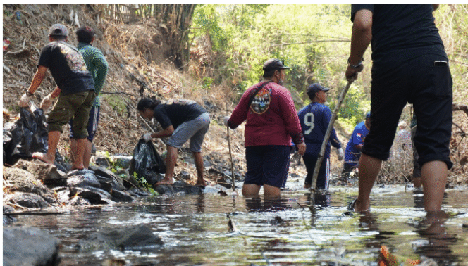 
					Dinas LH Pemkab Jombang berssama OPD lain, karang taruna, komunikat APAR55, Minggu, 5 Oktober 2025, melaksanakan kegiatan kerja bakti massal memberishkan Kali Gunting, Mojotrisno, lokasi Wastra Alami dan Jombang Fest 2025. Doto: jombangkab.go.id
