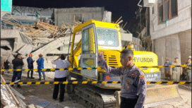 Basarnas dan tim gabungan ssejak Kamis sore, 2 Oktober 2025, telah memutuskan menggunakan alat berat untuk membongkar reruntuhan bangunan di pondok Al Khoziny yang roboh, 30 Oktober 2025 lalu. Keputusan dibuat setelah melakukan tiga kali asesemen, tidak ditemukan tanda-tanda kehidupan di puing-puing bangunan itu. Foto: Istimewa