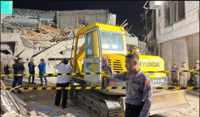 
					Basarnas dan tim gabungan ssejak Kamis sore, 2 Oktober 2025, telah memutuskan menggunakan alat berat untuk membongkar reruntuhan bangunan di pondok Al Khoziny yang roboh, 30 Oktober 2025 lalu. Keputusan dibuat setelah melakukan tiga kali asesemen, tidak ditemukan tanda-tanda kehidupan di puing-puing bangunan itu. Foto: Istimewa
