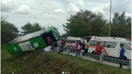 Diduga sopir tak mampu mengendalikan laju kendaraan di esxit Tol Pemalang, Sabtu [pukul 08.25, menyebabkan bus terguling, empat orang tewas, 13 luka berat dan ringan. Foto: Instagram@pemalang_update