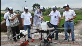 Perusahaan Solusi Agroindustri anggota holding PT Pupuk Indonesia blusukan ke sejumlah daerah di Jawa Timur., terutyama dalam kerangka menyambu sukesnya musim tanam Oktober-maret (Okmar) melakukan sosialisasi peningkatan teknolosi pertanian, menggunakan perangkat leboh modresn Drone untuk pemupukan. Foto: petrokimia Indonesia
