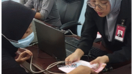 Petugas Dinsos Jombang tengah membantu pencairan dana bantuan yang disebut dengan bantuan Asistensi Sosial Penyandang Disabilitas (ASPD) tahap III sebesar Rp 900.000/ tiga bulan di kantor Dinsos Jombang, Selasa-Rabu, 7-8 Oktober 2025. Foto: dinas sosial pemkab jombang